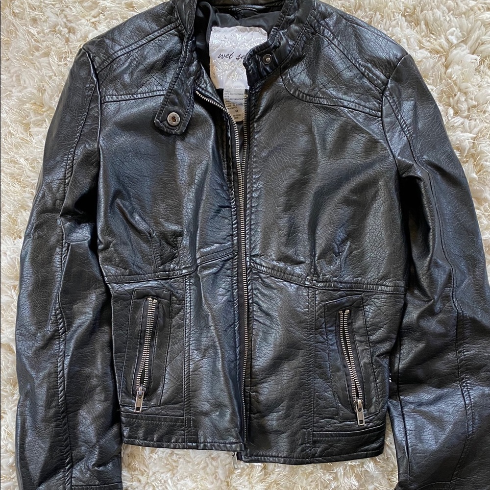 ☀️Black faux leather jacket
